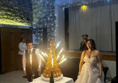 Mariage avec pièce montée et feux d'artifice intérieur