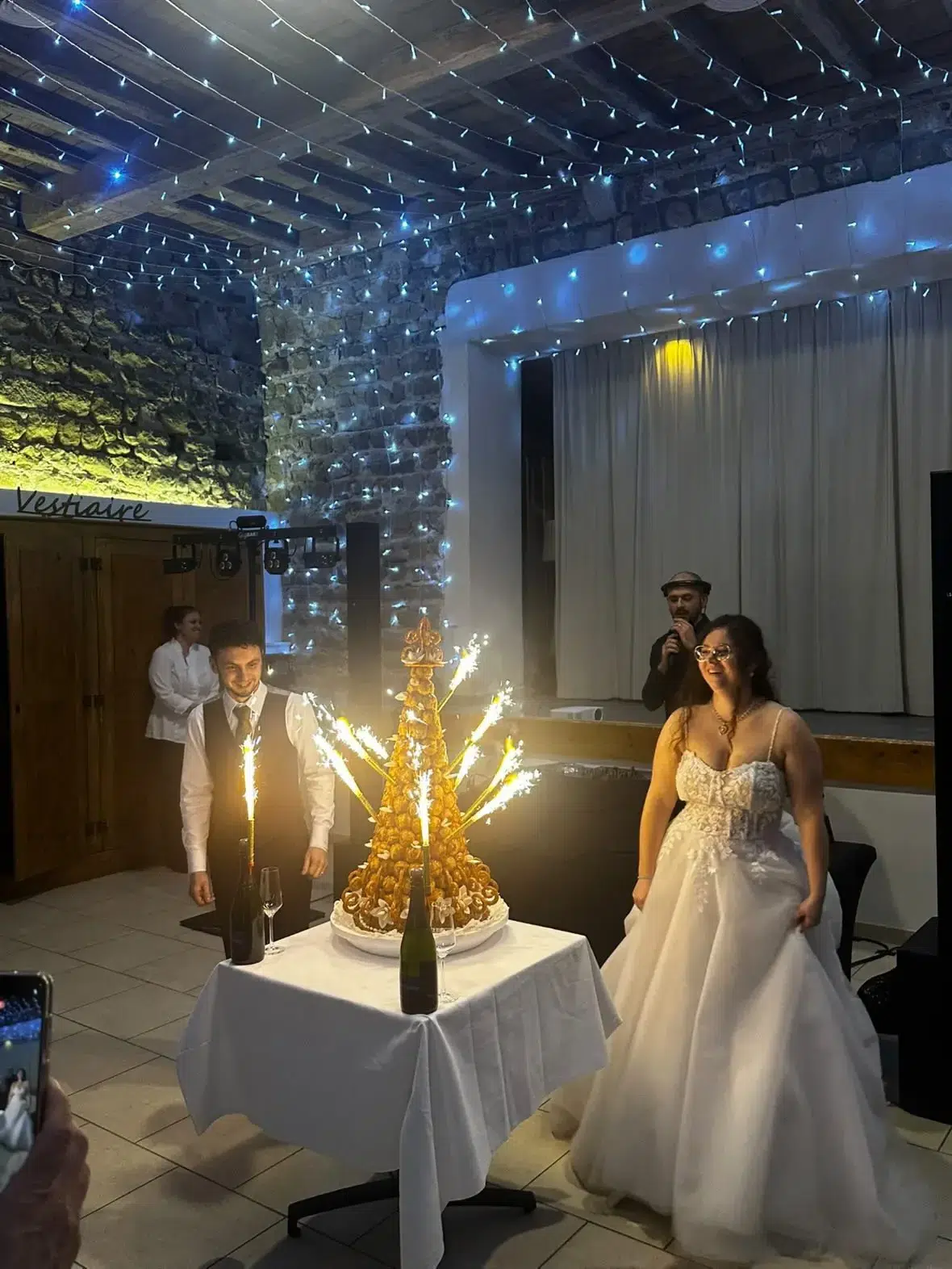 Mariage avec pièce montée et feux d'artifice intérieur