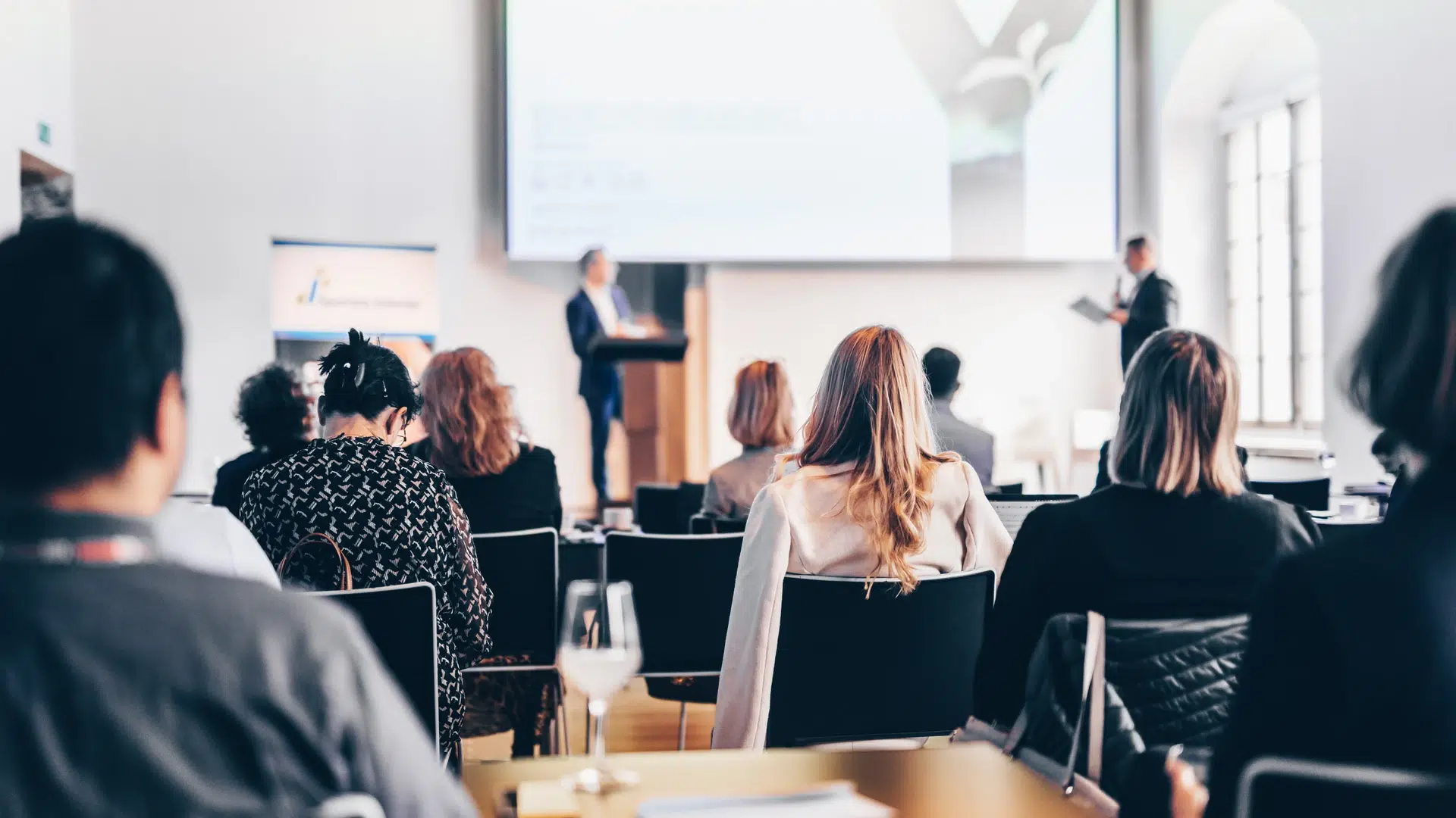 Conférence avec des participants assis