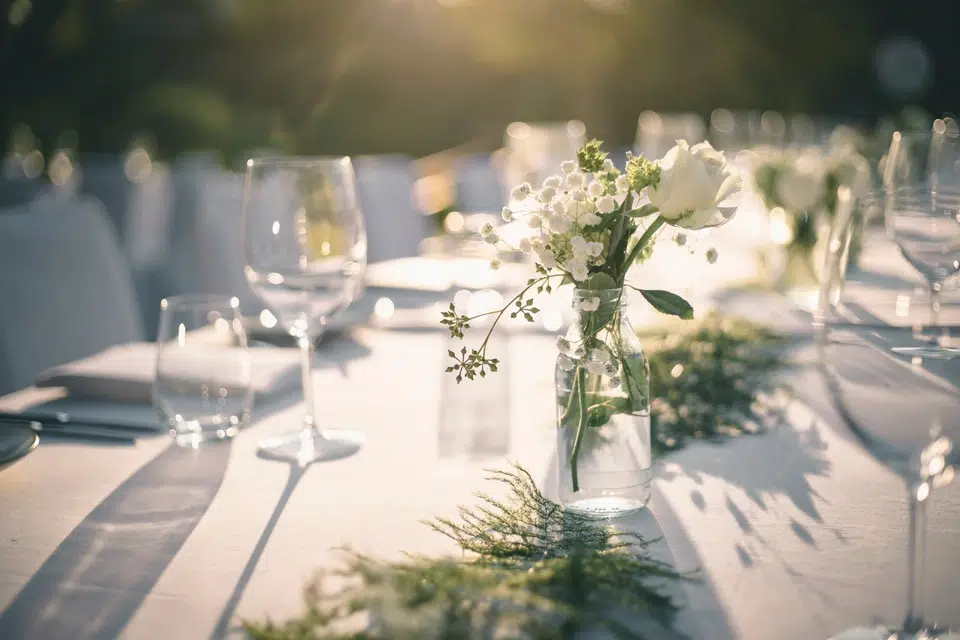 Table décorée avec fleurs blanches