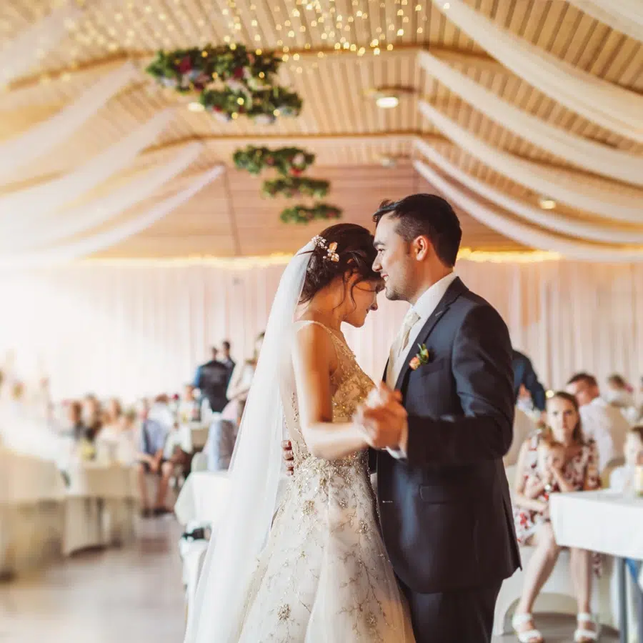 Couple dansant lors d'un mariage