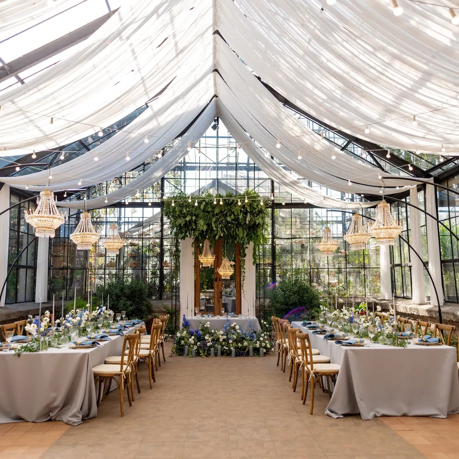 Salle de réception élégante avec chandeliers