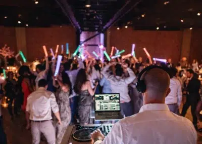 DJ animant une soirée avec des lumières