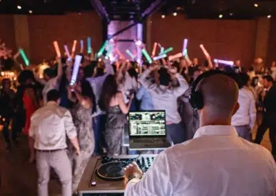 DJ anime une fête avec des lumières LED