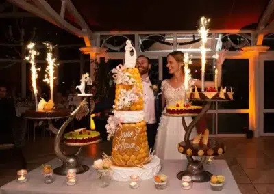 Mariage avec pièce montée et feux d'artifice